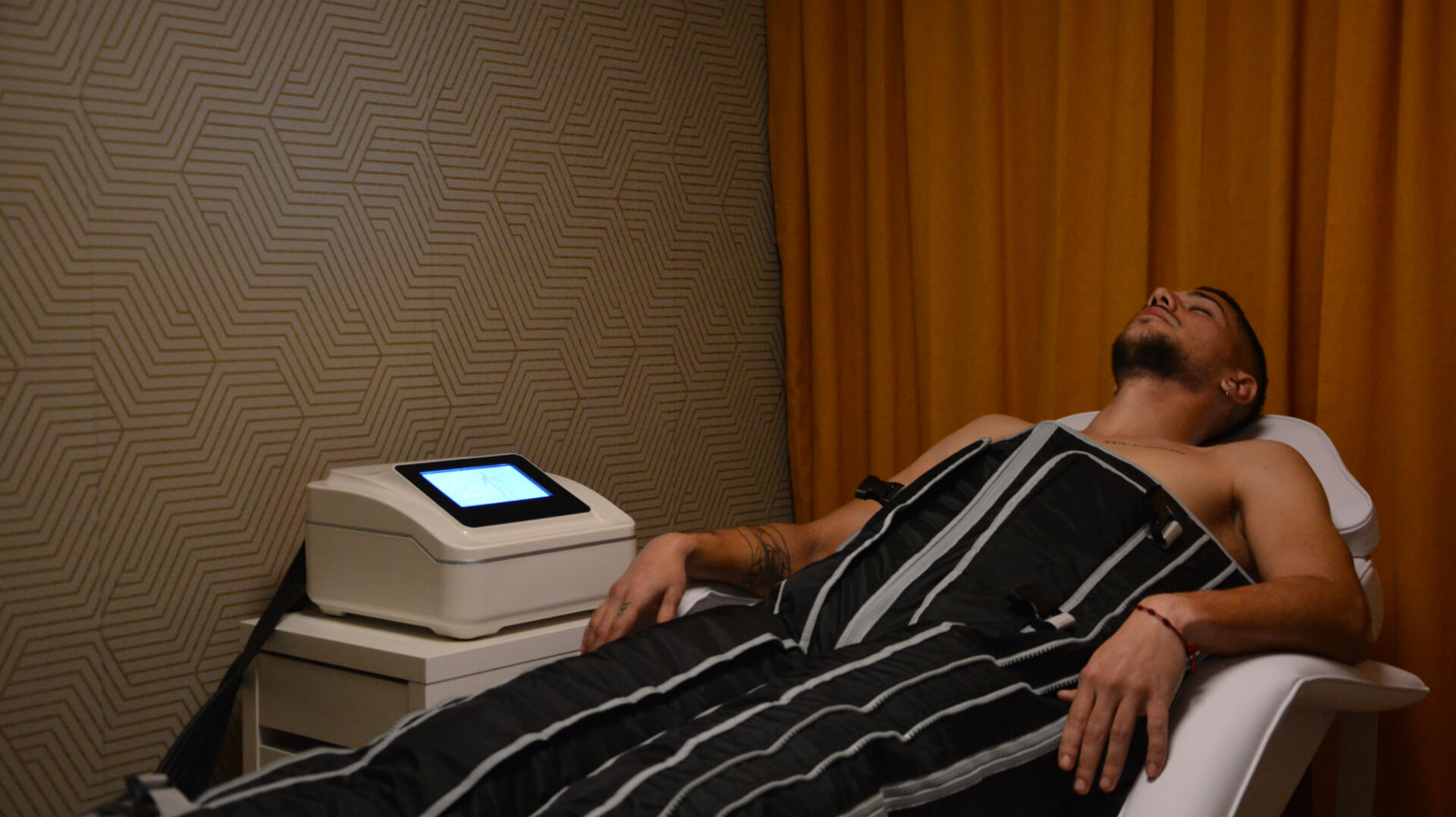 Sesión de presoterapia para recuperación muscular y post-parto en Málaga